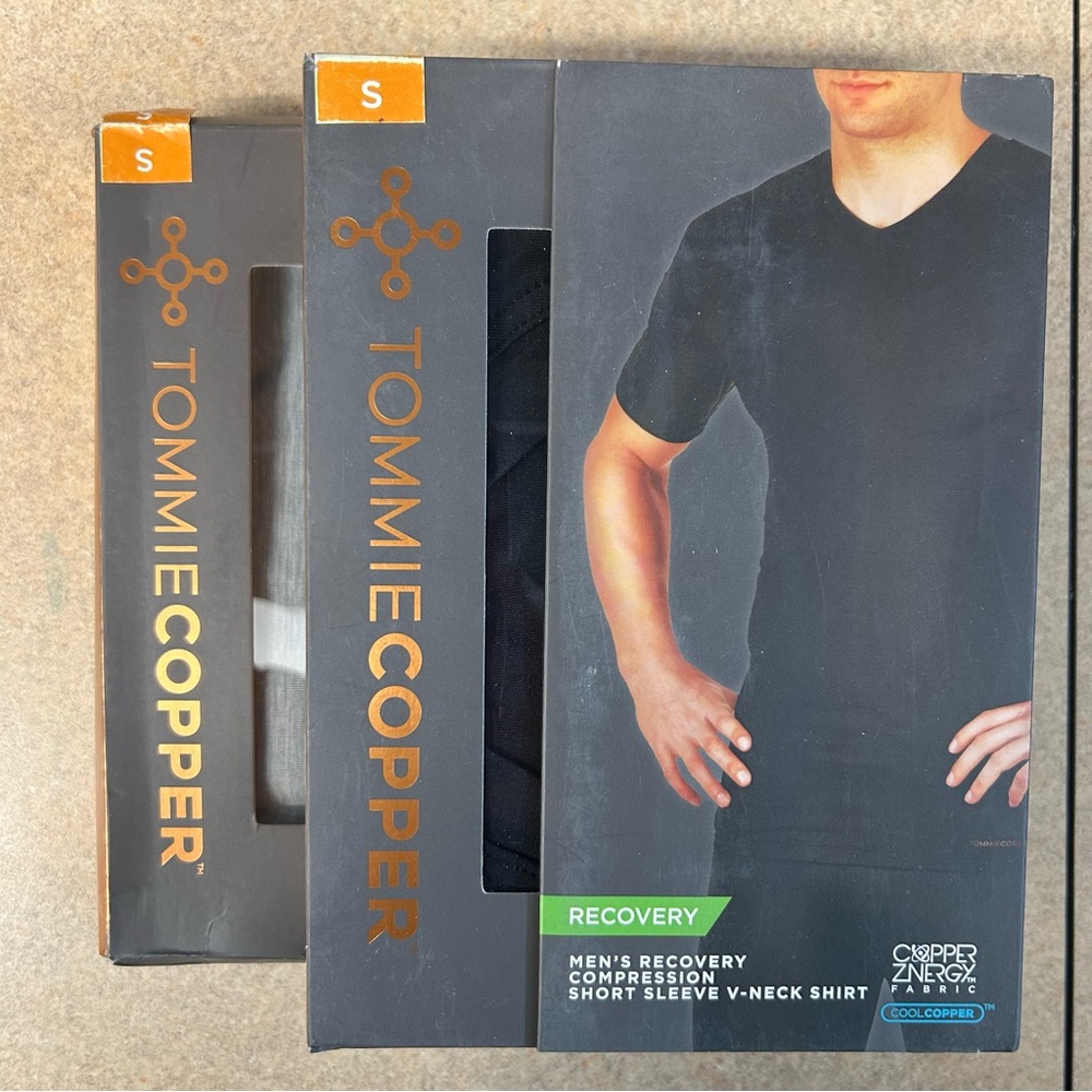 2 Tommie Copper Men’s Recovery Compression Short Sleeve V-Neck Shirt Grey Black